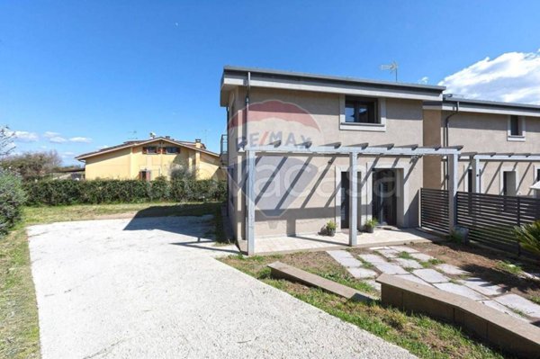 casa indipendente in vendita a Vitorchiano in zona Paparano