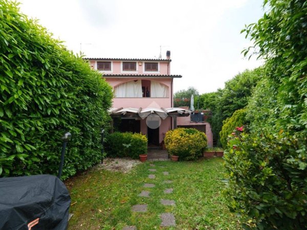 casa indipendente in vendita a Vitorchiano in zona Paparano