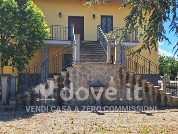 casa indipendente in vendita a Vitorchiano in zona Paparano