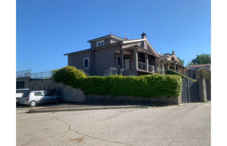 casa indipendente in vendita a Vitorchiano in zona Paparano