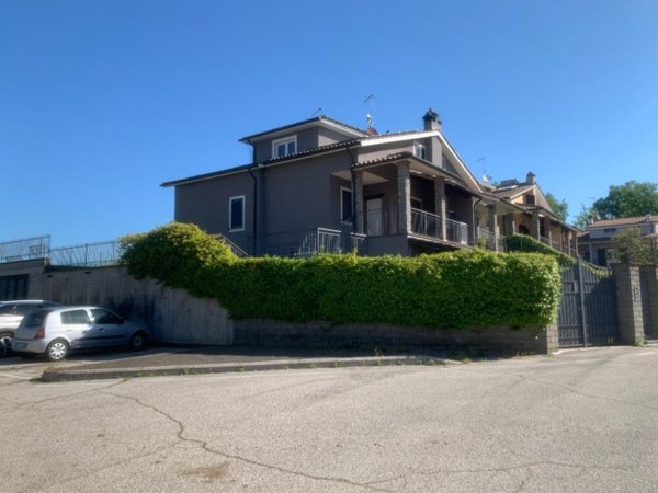 casa indipendente in vendita a Vitorchiano in zona Paparano