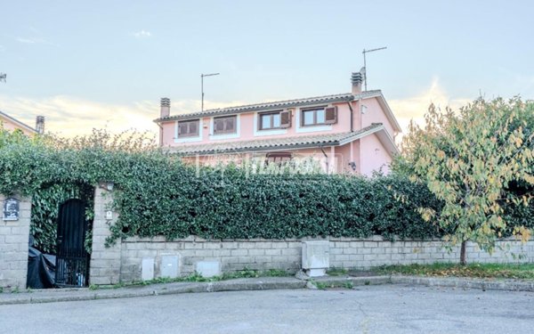 casa indipendente in vendita a Vitorchiano in zona Paparano