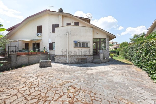 casa indipendente in vendita a Vitorchiano in zona Paparano