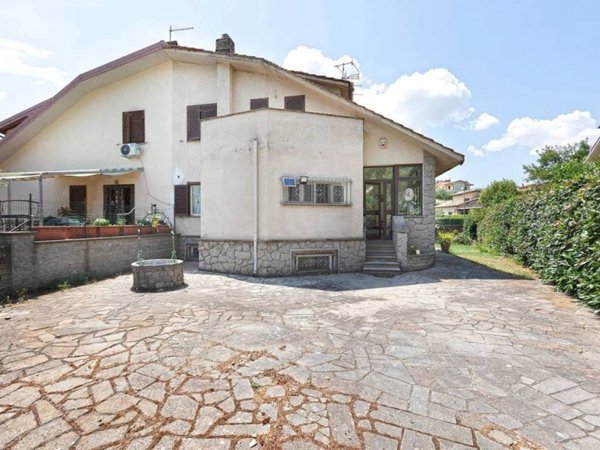 casa indipendente in vendita a Vitorchiano in zona Paparano