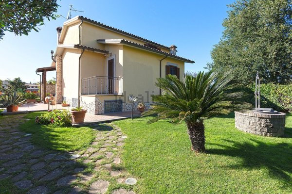 casa indipendente in vendita a Vitorchiano in zona Paparano