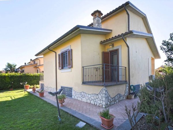 casa indipendente in vendita a Vitorchiano in zona Paparano