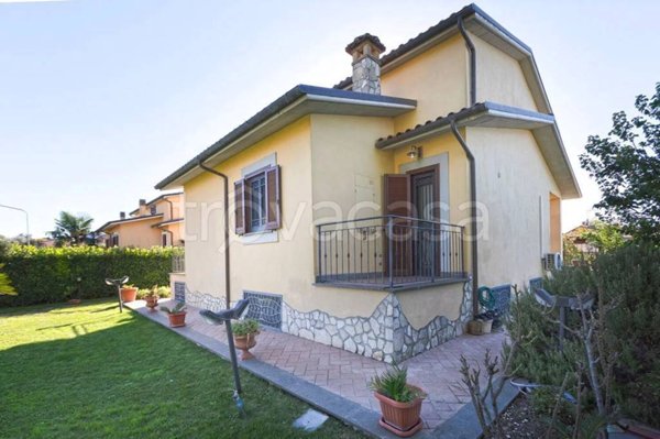 casa indipendente in vendita a Vitorchiano in zona Paparano