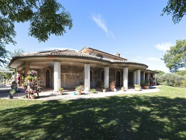 casa indipendente in vendita a Vitorchiano in zona Paparano