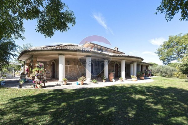 casa indipendente in vendita a Vitorchiano in zona Paparano