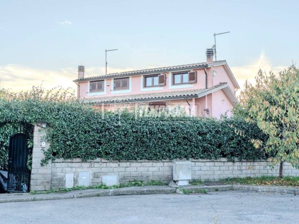 casa indipendente in vendita a Vitorchiano in zona Paparano