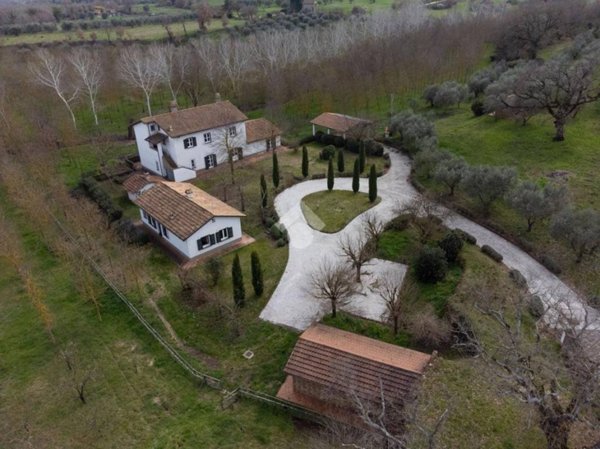 casa indipendente in vendita a Vitorchiano