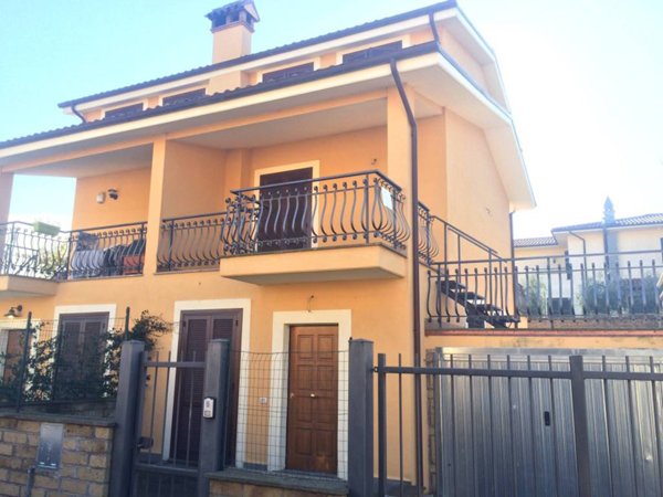 casa indipendente in vendita a Vitorchiano in zona Paparano