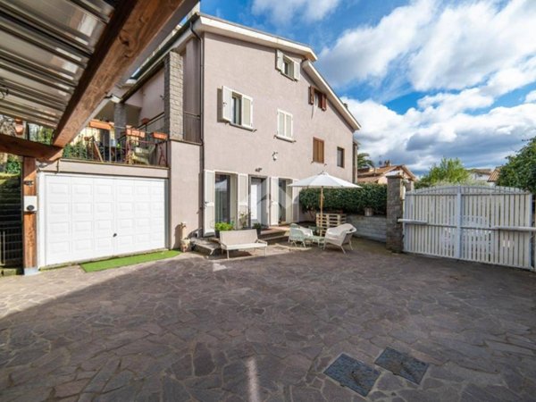 casa indipendente in vendita a Vitorchiano in zona Paparano