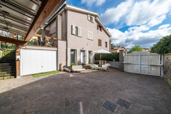 casa indipendente in vendita a Vitorchiano in zona Paparano