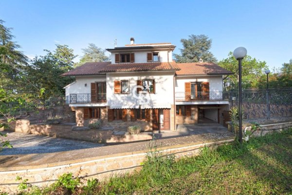 casa indipendente in vendita a Vitorchiano in zona Paparano