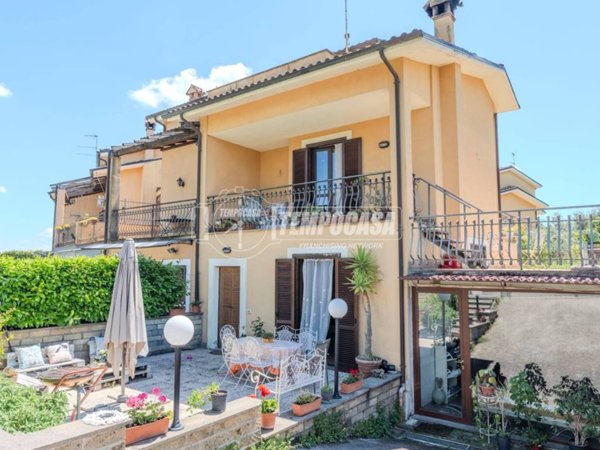casa indipendente in vendita a Vitorchiano in zona Paparano