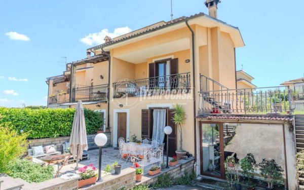 casa indipendente in vendita a Vitorchiano in zona Paparano