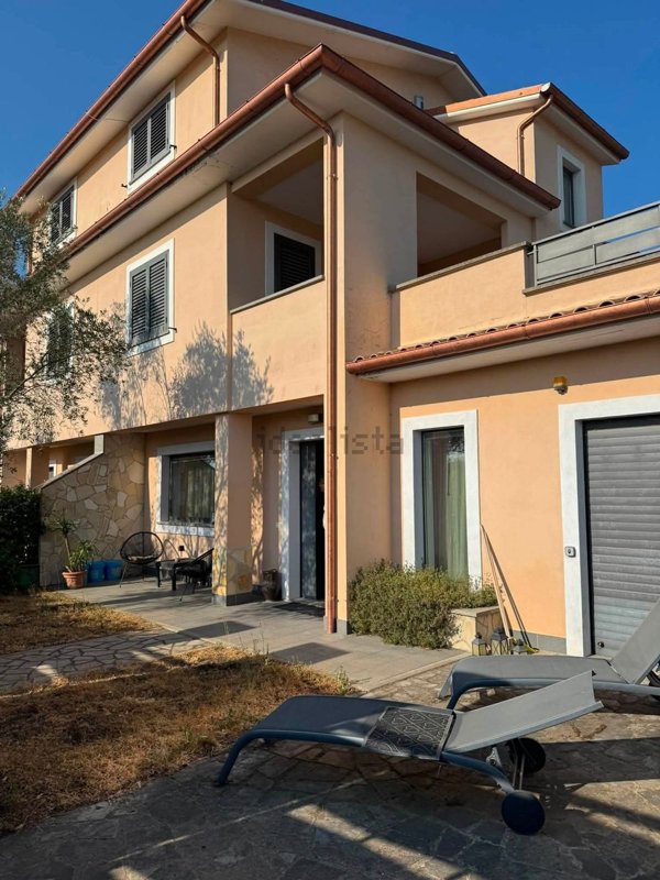 casa indipendente in vendita a Vitorchiano in zona Paparano