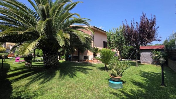 casa indipendente in vendita a Vitorchiano in zona Paparano