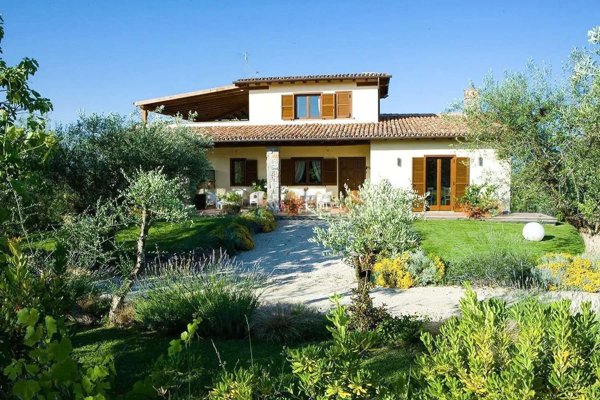 casa indipendente in vendita a Vitorchiano in zona Paparano
