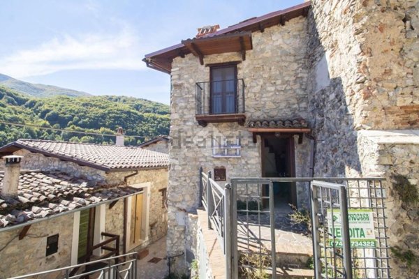 casa indipendente in vendita ad Antrodoco in zona Rocca di Fondi