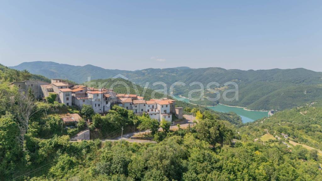 appartamento in vendita ad Ascrea in zona Stìpes
