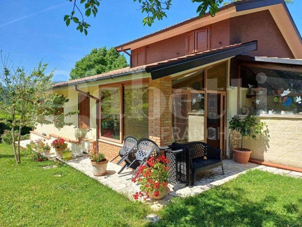 casa indipendente in vendita a Borbona in zona Vallemare