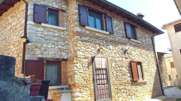 casa indipendente in vendita a Borgorose in zona Colleviati