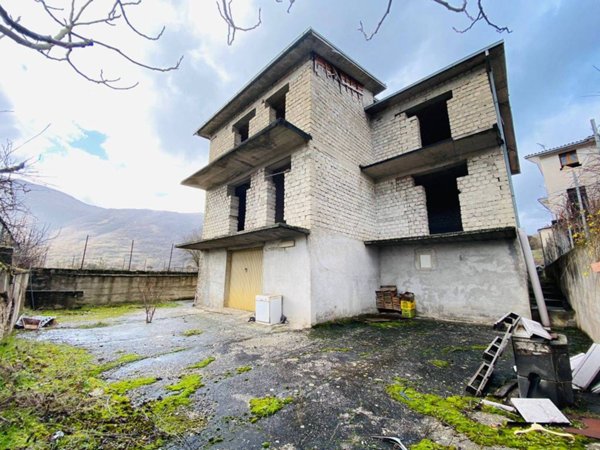 casa indipendente in vendita a Borgorose in zona Torano