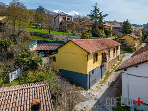 casa indipendente in vendita a Borgorose in zona Santa Anatolia