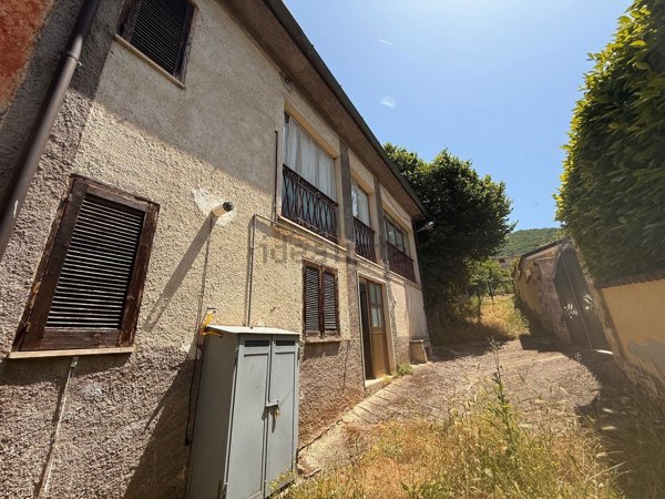 quadrivano in vendita a Borgorose in zona Villerose