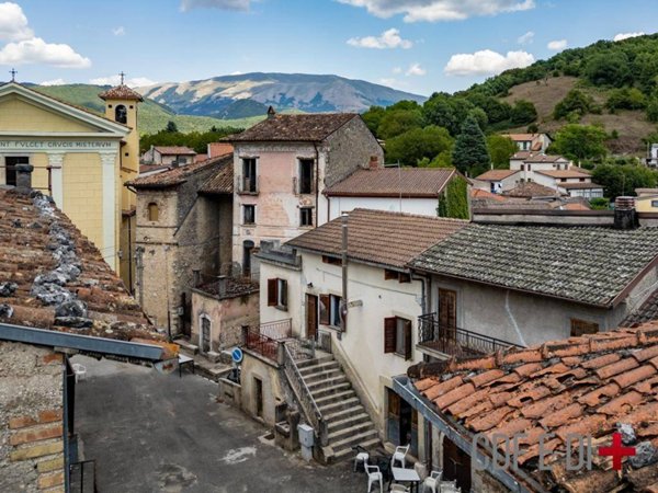 appartamento in vendita a Borgorose in zona Villerose