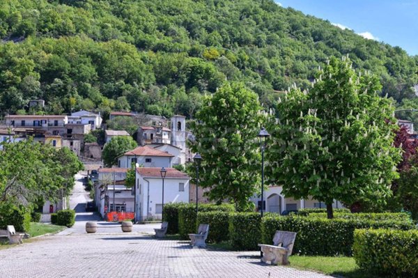casa indipendente in vendita a Borgorose in zona Corvaro