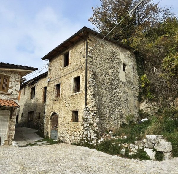 casa indipendente in vendita a Borgorose in zona Corvaro