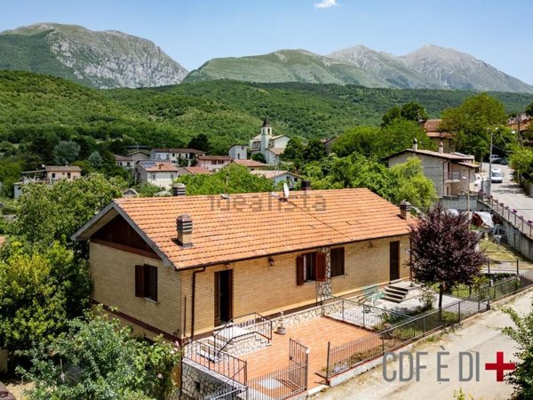 casa indipendente in vendita a Borgorose in zona Santa Anatolia