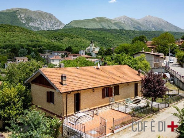 casa indipendente in vendita a Borgorose in zona Santa Anatolia