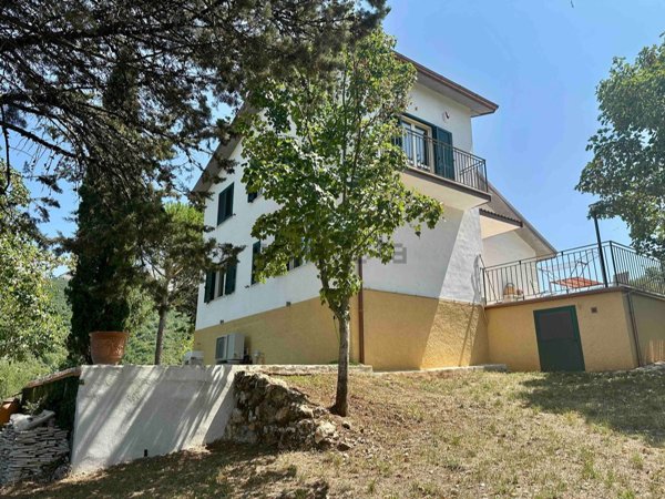 casa indipendente in vendita a Borgorose in zona Santa Anatolia