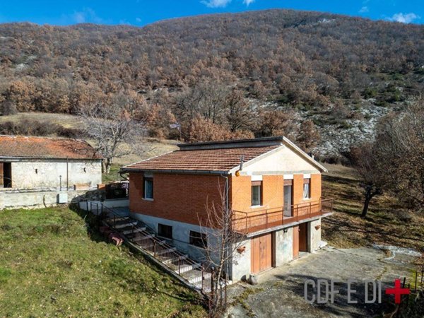 casa indipendente in vendita a Borgorose in zona Colleviati
