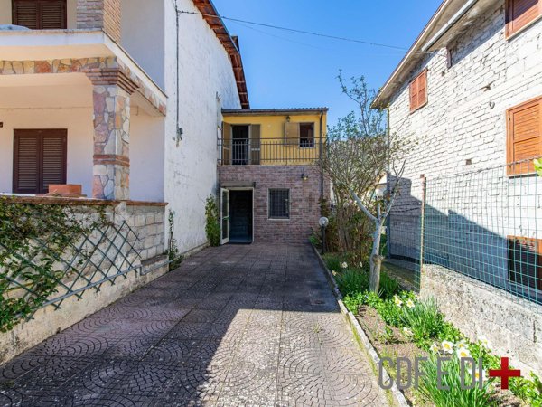 casa indipendente in vendita a Borgorose in zona Torano