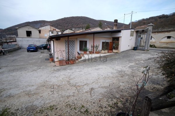 casa indipendente in vendita a Borgorose in zona Colleviati