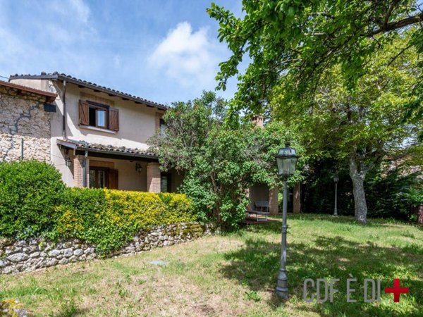 casa indipendente in vendita a Borgorose in zona Spedino