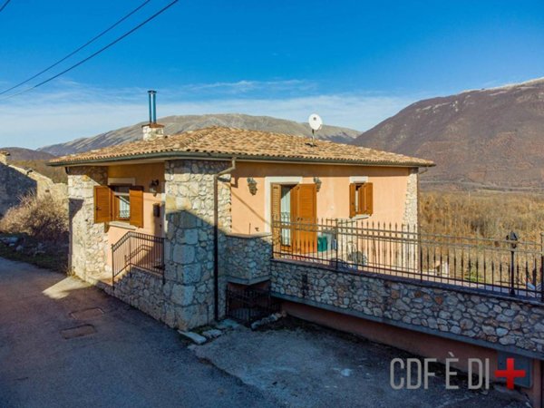 casa indipendente in vendita a Borgorose in zona Santa Anatolia