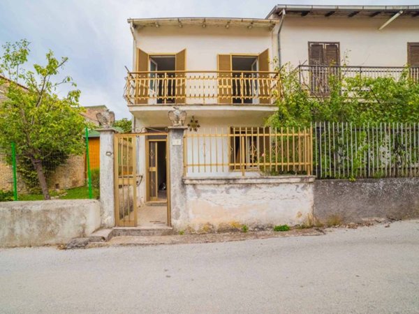 casa indipendente in vendita a Borgorose in zona Torano
