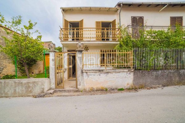 casa indipendente in vendita a Borgorose in zona Torano