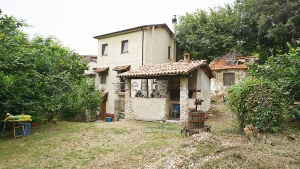 pentavano in vendita a Cantalice in zona Cruciano