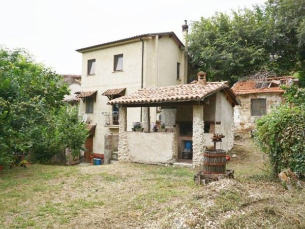 pentavano in vendita a Cantalice in zona Cruciano