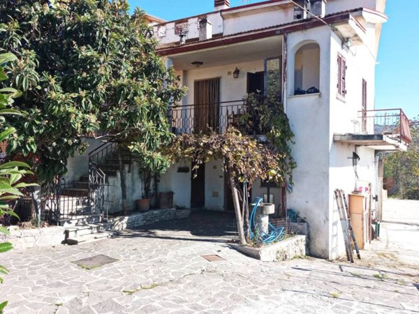 casa indipendente in vendita a Cantalice