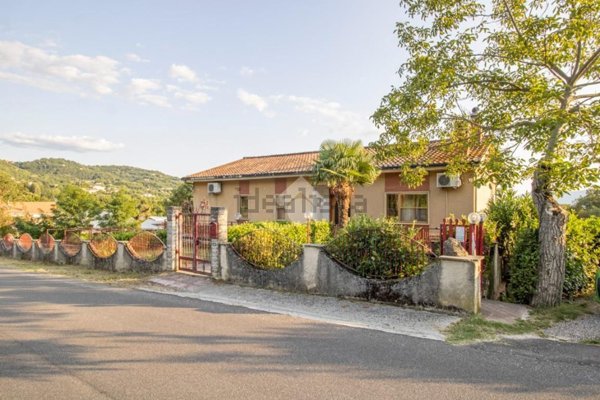 casa indipendente in vendita a Cantalice
