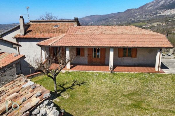 casa indipendente in vendita a Cantalice