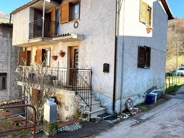 casa indipendente in vendita a Cantalice in zona Cruciano